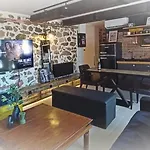 아파트 Calm Stone House Elemm