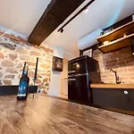 아파트 Calm Stone House Elemm