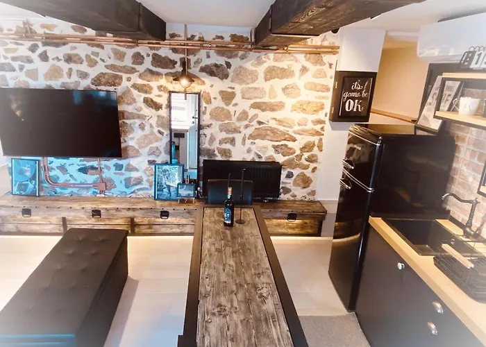 Calm Stone House Elemm كاستوريا